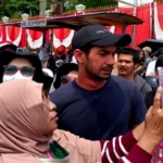 Reza Rahadian Jadi Pusat Perhatian saat Demo DPR Ibu-Ibu Berbondong-bondong Minta Selfie