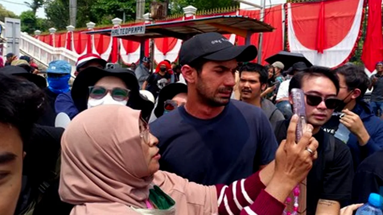 Reza Rahadian Jadi Pusat Perhatian saat Demo DPR, Ibu-Ibu Berbondong-bondong Minta Selfie